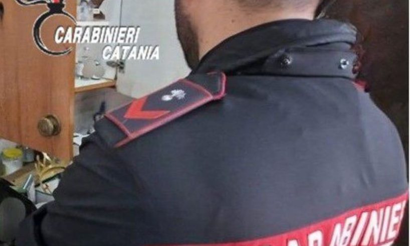 S. M. di Licodia, spacciatore ai domiciliari aveva una scorta di cocaina e 6mila euro nel camino: 34enne in carcere