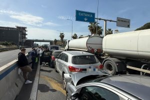 Tamponamento di auto sulla SS 121 a Motta S. Anastasia: traffico in tilt e code fino a Etnapolis