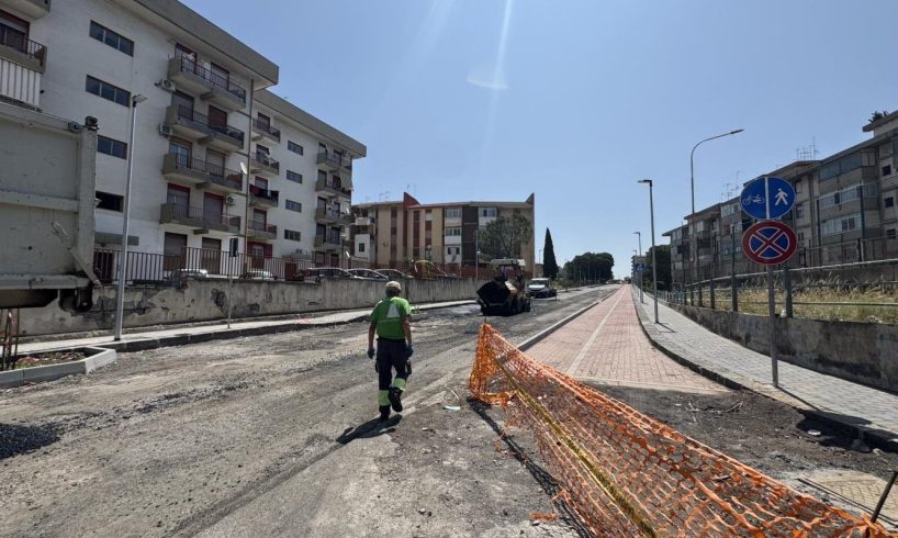 Paternò, via De Gasperi si rifà il look: fondi della Regione per asfalto, illuminazione e pista ciclabile. Cantiere per 150 giorni
