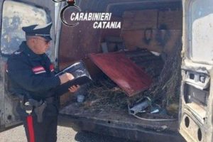Randazzo, raccolta abusiva di ferro vecchio: denunciati due adraniti. Nel furgone motori intrisi d'olio e rifiuti pericolosi