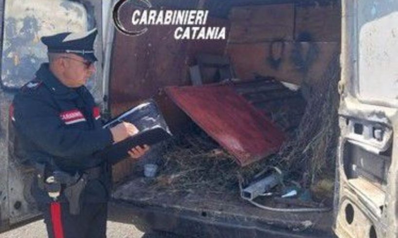 Randazzo, raccolta abusiva di ferro vecchio: denunciati due adraniti. Nel furgone motori intrisi d'olio e rifiuti pericolosi