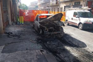 S. M. di Licodia, incendi dolosi all’alba: 6 auto a fuoco, un ferito e due case danneggiate