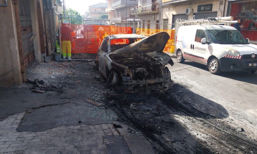 S. M. di Licodia, incendi dolosi all’alba: 6 auto a fuoco, un ferito e due case danneggiate