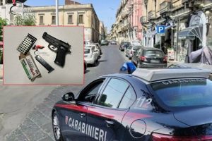 Armato e in fuga per le strade di Catania: 47enne arrestato per maltrattamenti e minacce