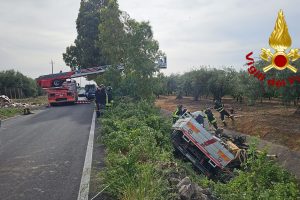 Camion fuoristrada e finisce in un canalone a Belpasso: autista incastrato estratto dai vigili del fuoco