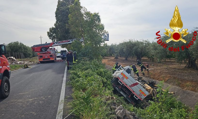 Camion fuoristrada e finisce in un canalone a Belpasso: autista incastrato estratto dai vigili del fuoco