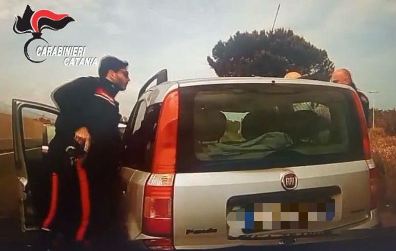 Catania, furto di Fiat 500 con la tecnica dell'OBD in un centro commerciale: inseguimento e 3 arresti