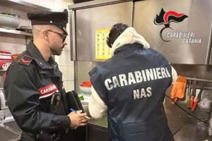 Randazzo, controlli in due ristoranti: multe per 3.500 euro e alimenti scaduti sequestrati