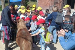 Catania, un mattino nel Boschetto della Playa: i bambini della “Rita Atria” incontrano i cavalli e i cani della Polizia