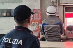 Controllo interforze a Catania: sanzioni a venditori abusivi, sequestro di pesce e arance, un chiosco deferito per allaccio abusivo