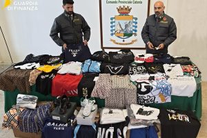 Contraffazione, operazioni a Catania e Trecastagni: sequestrati oltre 3.200 capi e accessori
