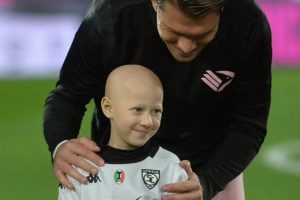 Palermo, commosso addio alla piccola tifosa rosanero Alessia La Rosa: presente anche un gruppo di tifosi del Catania