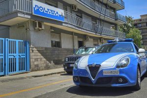 Catania, salvataggio sulla scogliera: poliziotti impediscono gesto estremo a 44enne