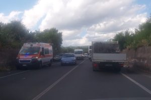 S. M. di Licodia, incidente sulla SS 284: motociclista grave e code interminabili