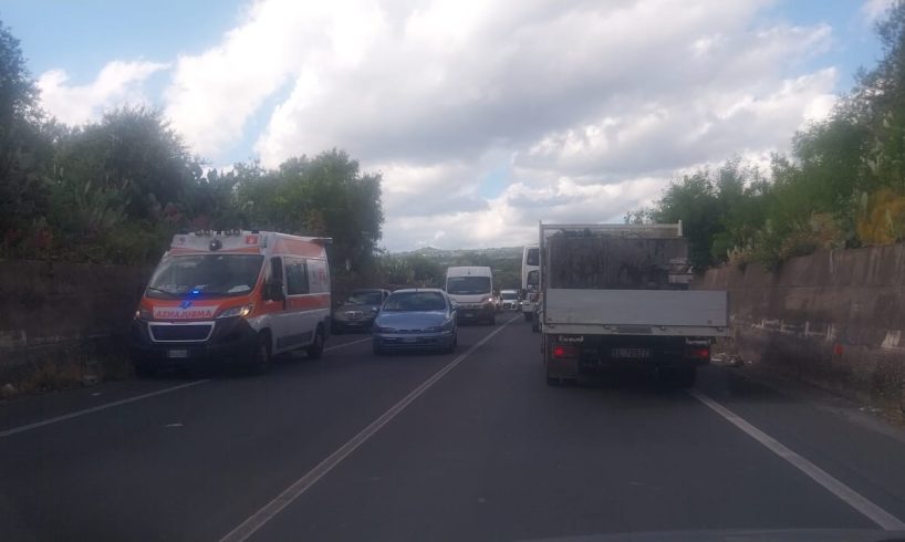 S. M. di Licodia, incidente sulla SS 284: motociclista grave e code interminabili