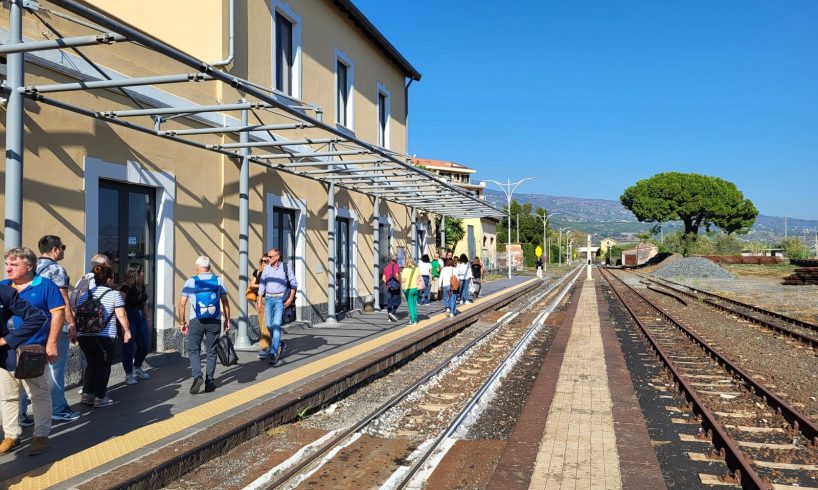 Giarre, colpo fallito in stazione: bomba carta contro la biglietteria automatica, devastate due sale