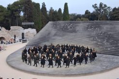 Antigone si spoglia del nero e mostra la sua verità: l’amore che vince l’odio. Carsen trionfa a Siracusa