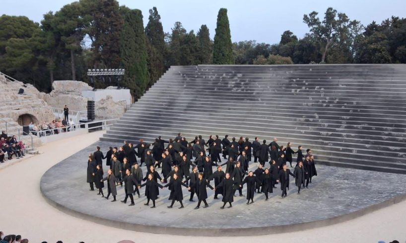 Antigone si spoglia del nero e mostra la sua verità: l’amore che vince l’odio. Carsen trionfa a Siracusa