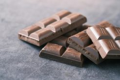 Catania, golosa di cioccolato (e di guai): donna di 35 anni ruba cento barrette al supermercato. Bloccata con il bottino