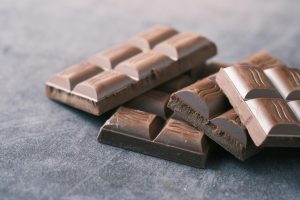Catania, golosa di cioccolato (e di guai): donna di 35 anni ruba cento barrette al supermercato. Bloccata con il bottino