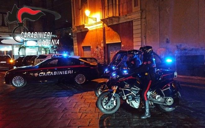 Catania, 48enne tenta violenza sessuale in casa a Cibali: arrestato. Salvato dalla folla inferocita