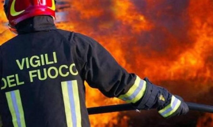 Notte di paura a Catania, incendio sul tetto di una casa: evacuate le abitazioni vicine