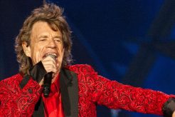 Mick Jagger arriva a Stromboli in elicottero per girare un film: sarà il guardiano del faro (e morirà subito)