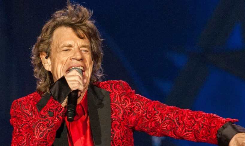 Mick Jagger arriva a Stromboli in elicottero per girare un film: sarà il guardiano del faro (e morirà subito)