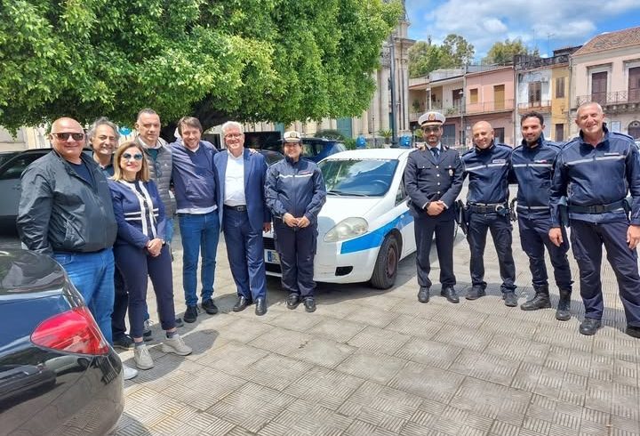 Santa Venerina, solidarietà dopo incendio doloso: Aci S. Antonio regala un’auto alla Polizia locale