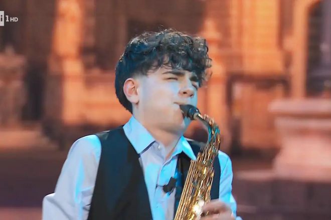 Adrano, gioia e orgoglio per il sassofonista Alfio Russo: il 14enne che conquista "Dalla strada al palco"
