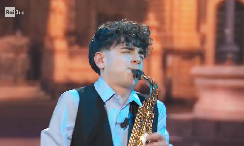 Adrano, gioia e orgoglio per il sassofonista Alfio Russo: il 14enne che conquista "Dalla strada al palco"