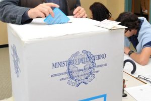 Anche in Sicilia urne aperte fino alle 15: a Messina affluenza al 46,5%, cinque candidati sindaci già vincenti