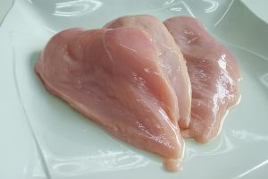 Catania, quattro petti di pollo e una fuga in auto: finisce male la spesa “creativa” di una coppia di ladri
