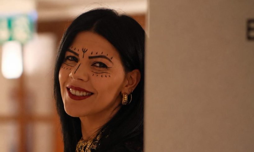 Adrano: “Ero una bambina muta poi il microfono divenne la mia bacchetta magica”. La cantautrice Gloria Santangelo si racconta