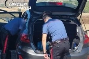 Paternò, arrestato 16enne di S. M. di Licodia: aveva droga in auto e 2.700 euro in camera