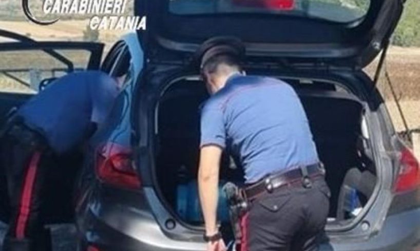 Paternò, arrestato 16enne di S. M. di Licodia: aveva droga in auto e 2.700 euro in camera