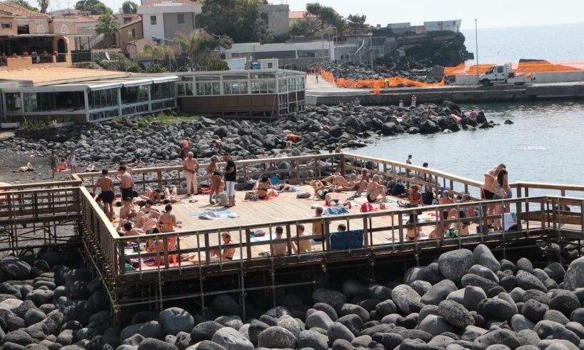 San Giovanni li Cuti, al via a Catania il solarium accessibile ai disabili: riapre la spiaggetta dopo il ciclone Harry (VIDEO)