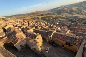 Il mantello di stelle, il castello nella roccia: tra Gangi e Sperlinga una domus accoglie artisti e poeti