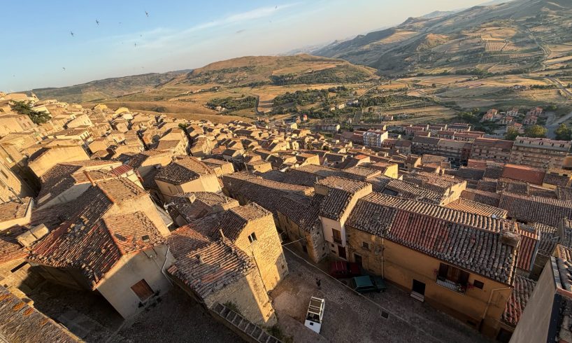 Il mantello di stelle, il castello nella roccia: tra Gangi e Sperlinga una domus accoglie artisti e poeti