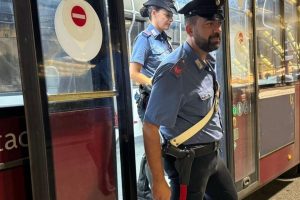 Catanese di 59 anni denunciato a Roma: si spoglia sull'autobus e minaccia i carabinieri
