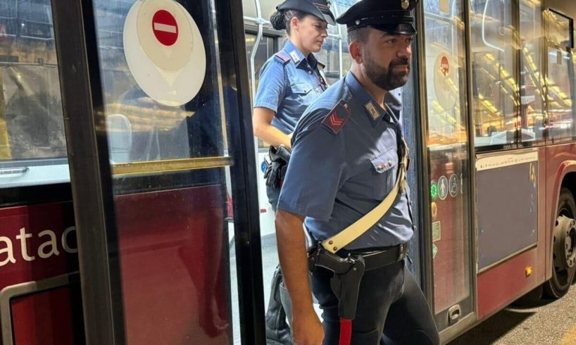 Catanese di 59 anni denunciato a Roma: si spoglia sull'autobus e minaccia i carabinieri
