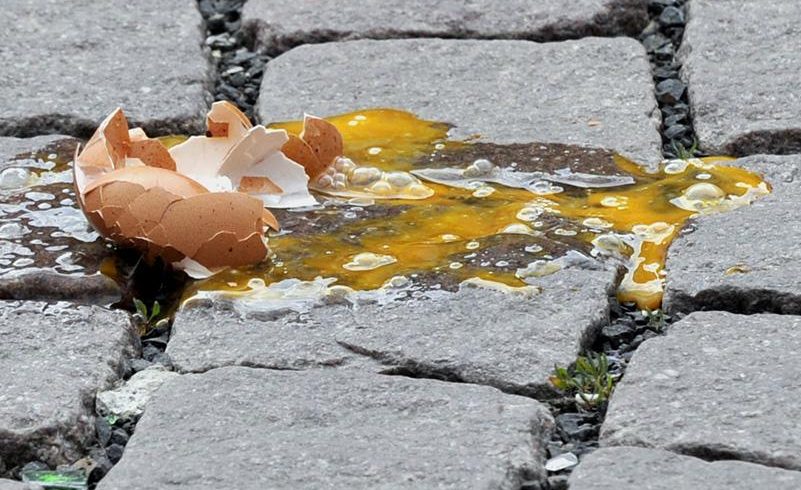 Catania indecente: studenti “festeggiano” con uova, vernice e insulti alle forze dell’ordine
