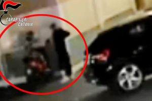Ramacca: aggredisce un coetaneo a calci e pugni e gli ruba il motorino. Denunciato 17enne per rapina (VIDEO)