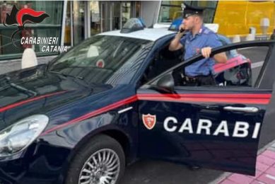 Aci S. Antonio, nasconde 30 confezioni di parmigiano nello zaino: arrestato 36enne