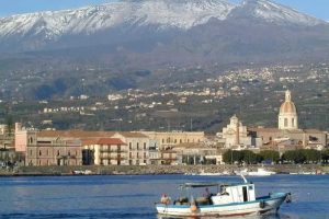 Riposto, identificato il corpo della 60enne trovato in mare a Praiola: ipotesi suicidio