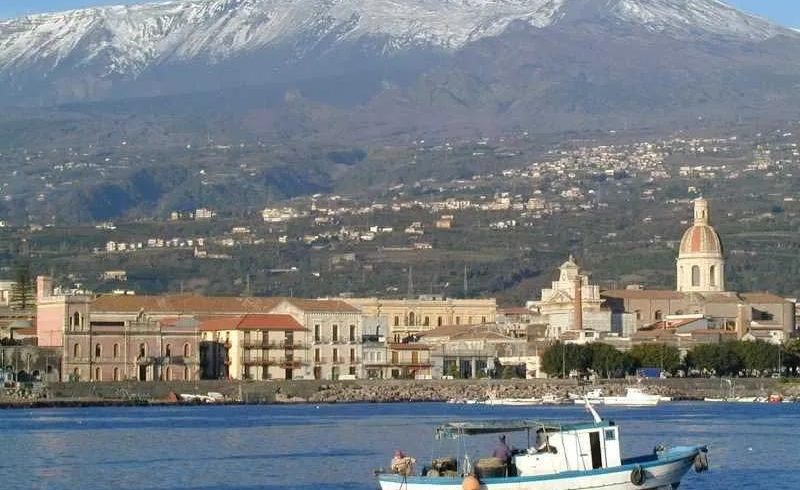 Riposto, identificato il corpo della 60enne trovato in mare a Praiola: ipotesi suicidio