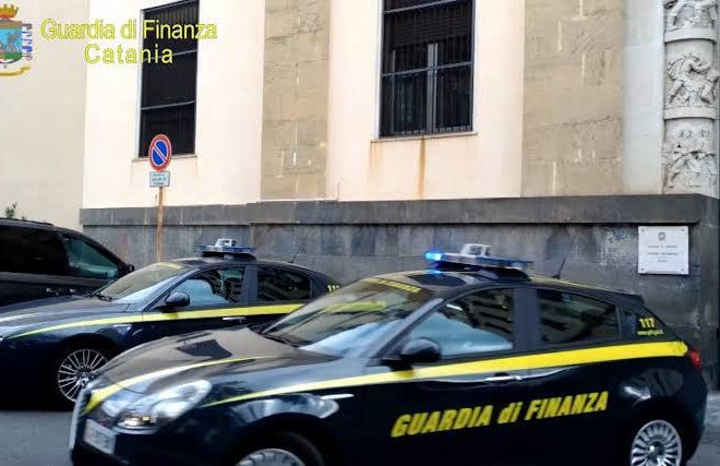 Catania, finanziere arrestato: chiedeva soldi a commercianti di Adrano e Acireale per ridurre cartelle esattoriali