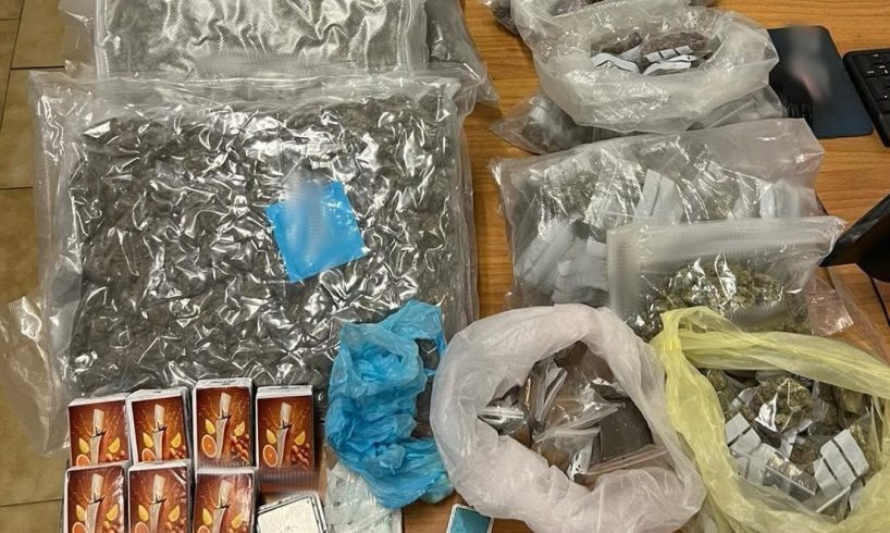Catania, puzzava di marijuana in tutta la strada: scoperto "supermarket" della droga in soggiorno. Aarrestato 21enne a Picanello