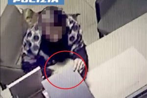 Catania, ruba due bracciali in due ore: la raffinata 'tecnica della doppia fila' che ha tradito la ladra di Corso Italia