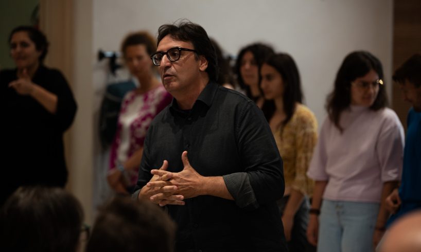 Dal liceo di Adrano con Ionesco e Fava: Pascal La Delfa, il regista che ha fatto del teatro uno strumento di riscatto sociale